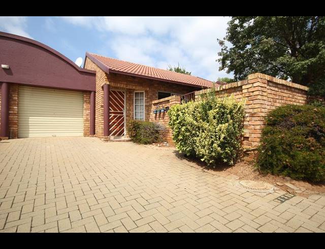 2 BEDROOM TOWNHOUSE FOR SALE IN ROOIHUISKRAAL NORTH